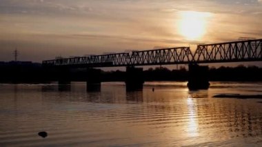 Tren Nehri günbatımında hareket.