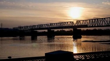 Tren Nehri günbatımında hareket.