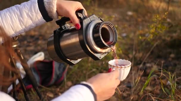 Налити смачний чай з термоса — стокове відео