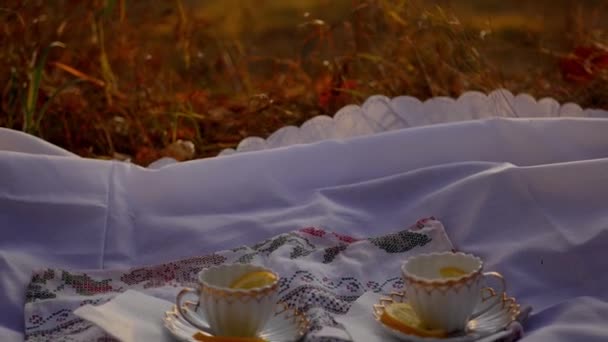 Chá em xícaras ao pôr do sol — Vídeo de Stock