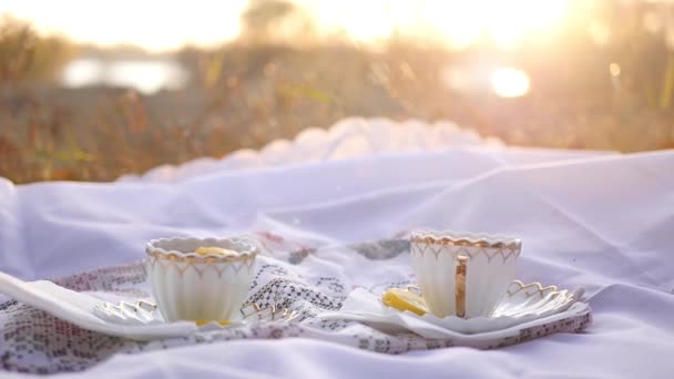 Dos tazas de té con limón al atardecer — Vídeos de Stock