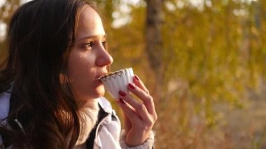 bir fincan çay ile günbatımı kadın hayran