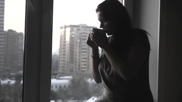 Девушка у окна с чашкой чая, BW — стоковое видео