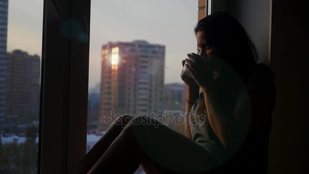 Dívka pití čaje v okně — Stock video