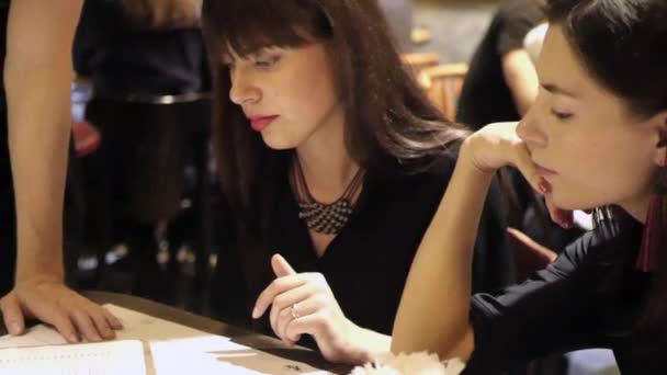 Meninas fazer uma ordem em um restaurante — Vídeo de Stock