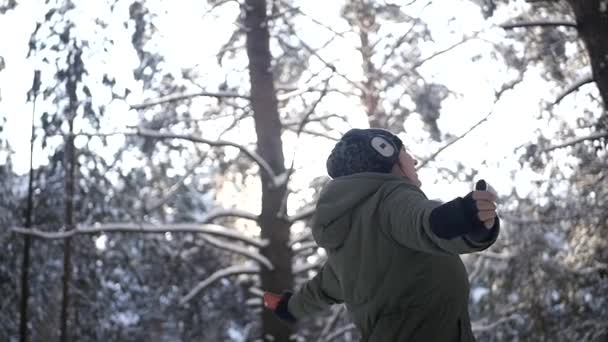 Disfrutar de la música en los auriculares y un bosque — Vídeo de stock