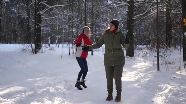 Meisje springen in het bos — Stockvideo