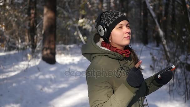 Menina ouvindo música na floresta — Vídeo de Stock