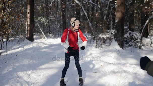 雪の上のクリスマスの帽子を持つ友人のダンス — ストック動画