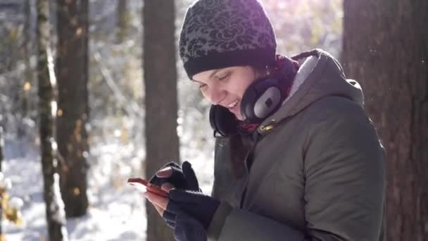 Kvinnan skriver ett meddelande i skogen — Stockvideo