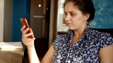 seyir telefon bir sandalyede kız