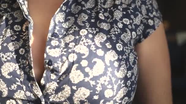 Knoflíky košile na prsou — Stock video