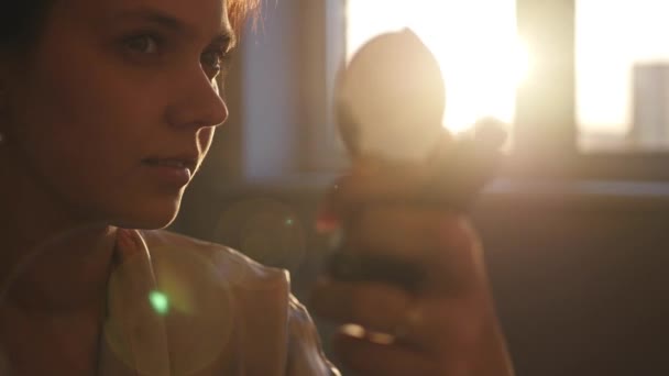 Девушка смотрит в зеркало — стоковое видео