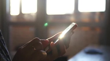 gün batımında telefon kamaşma