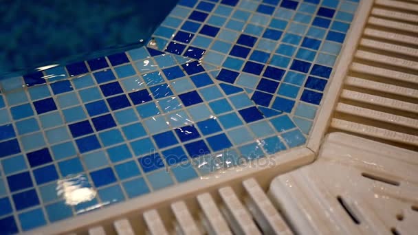 Das Wasser im Becken des Mosaiks — Stockvideo