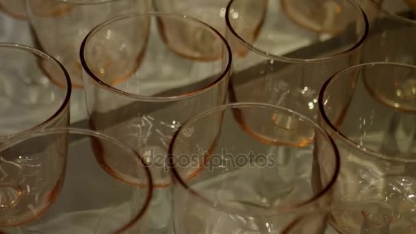 Mnoho skleněných pohárů. 4k — Stock video