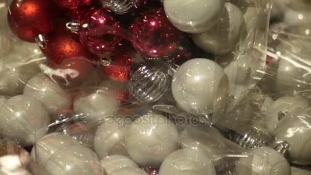 Son diferentes decoraciones brillantes de Navidad. 4K — Vídeo de stock