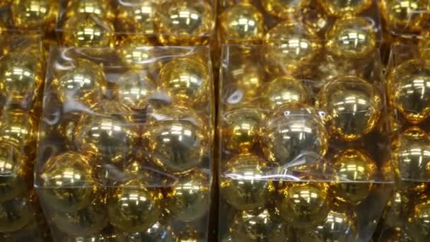 Bolas de oro de Navidad en cajas. 4K — Vídeos de Stock