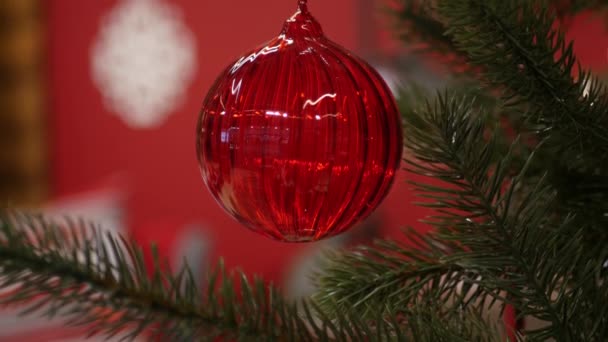Κόκκινη μπάλα για το χριστουγεννιάτικο δέντρο. 4k — Αρχείο Βίντεο