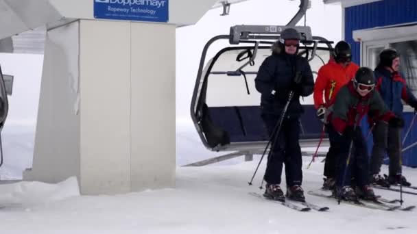 Skiërs afstammen van de lift, Rusland, Tasjtagol, Sheregesh, 4 December 2016 4k — Stockvideo