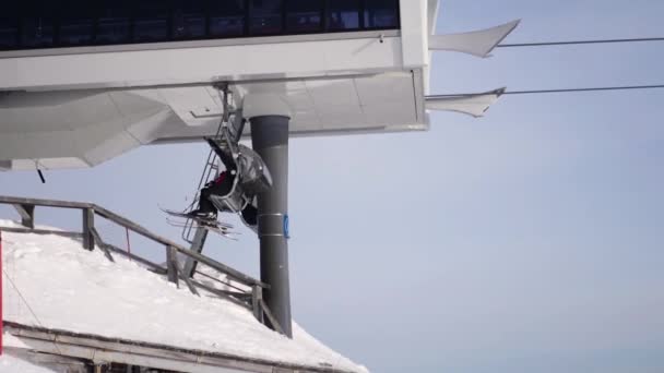 Лыжники и сноубордисты поднялись на вершину горы. 4k. Россия, Таштагол, Шерегеш, 4 декабря 2016 года — стоковое видео