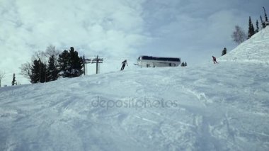 ağaçların arasındaki kayakçı s rulo aşağı, yamaç yol boyunca. Rusya, Tashtagol, Sheregesh, 4 Aralık 2016.slow hareket