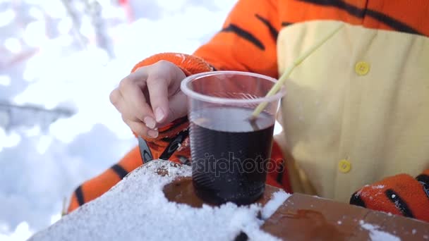 Tasse en plastique avec vin chaud chaud chaud sur une table enneigée, au ralenti — Video