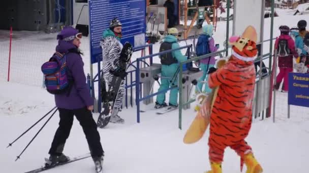 Viele Menschen im Lift, Schlange stehen am Skigebiet, 4k — Stockvideo
