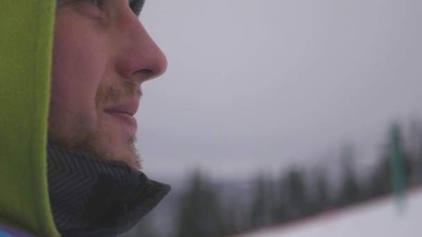 Un giovane cresciuto su un ascensore fino alla montagna, vista di profilo, 4k — Video Stock