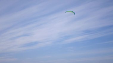 Genç rüzgar yakalamak başlatılan Kitesurf gökyüzünde, adam ve onu 4 k yönetmek öğrenmek