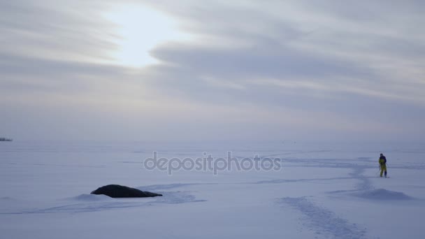 mladá dívka lyžování na zmrazené zimní jezero se snaží zahájit draka na obloze, 4k,