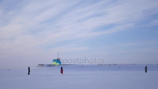 Mladý muž kiteboarding zahájila padák z oblohy, 4k — Stock video