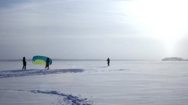 Kız çalıştırmak yardımcı yönetmek, 4 k gökyüzü paraşüt kiteboarding öğrenmek