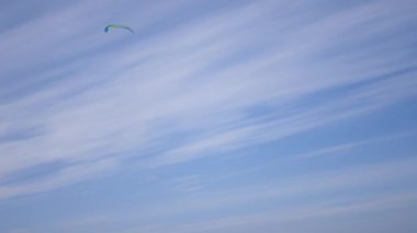 beyaz bulutlar ışık, 4 k ile mavi gökyüzünde süzülen kitesurfing