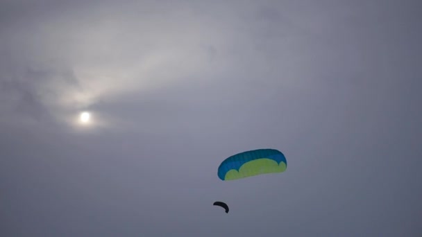 年轻人学会控制风筝，发射到天空，慢动作 — 图库视频影像