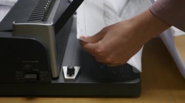 çizimler bir makinede Albümler dikiş, kağıt, 4 k delikler yapmak