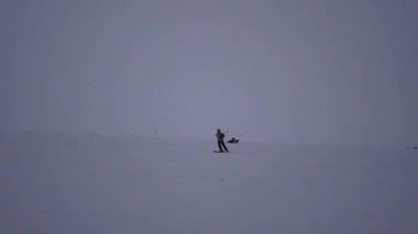 Kayak, hileler, donmuş göl üzerinde 4 k uçan çeşitli yapıyor kitesurfer