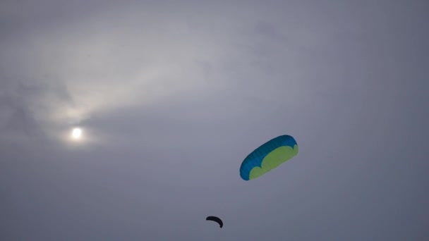 Młodym ludziom nauczyć się kontrolować latawca, uruchomienie go na niebo, w zwolnionym tempie — Wideo stockowe