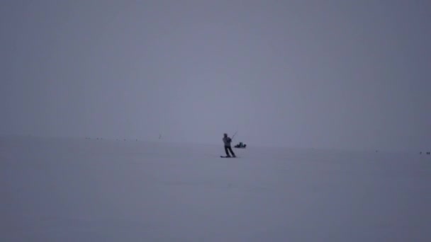 Кайтсерфинг катание на лыжах, делать различные трюки, пролет над замёрзшим озером, 4k — стоковое видео
