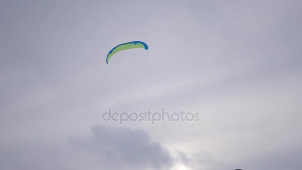 Πτέρυγα του kite να πιάσει τον αέρα και άρχισαν να γυρνάνε στον αέρα υπό τον έλεγχο ενός νεαρού άνδρα, 4k — Αρχείο Βίντεο