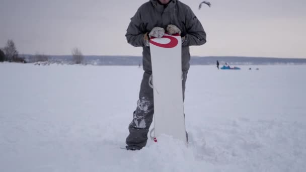 Snowboarder auf einem Hintergrund-Kajak, im Gespräch mit den Menschen hinter den Kulissen, 4k — Stockvideo