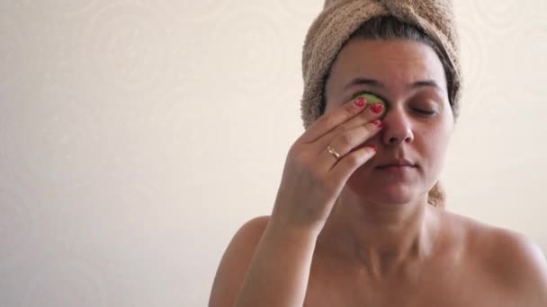 Young girl with a towel over his head trying to attach the mask of ogrutsa eyes, 4k — Stock Video