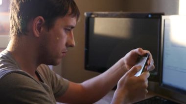 genç bir adam, bir parmak sürücüler monitör telefonda, 4 k arıyorsunuz