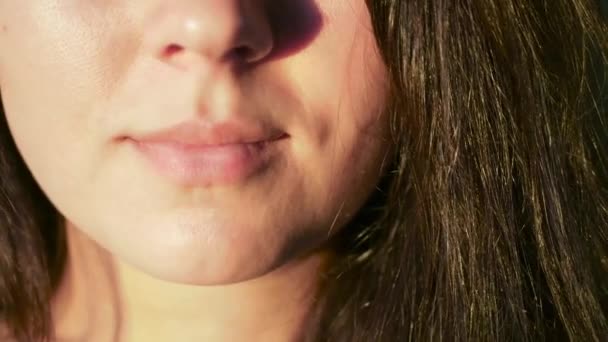 Mädchen Gesicht mit einem halbherzigen Lächeln bei Sonnenuntergang, 4k — Stockvideo