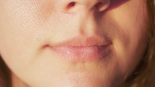Kyssa flickan, hennes läppar närbild, 4k — Stockvideo