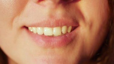 gün batımı, 4 k beyaz dişler ile gülümseyen kız