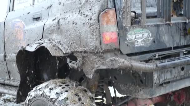 11. 10. 16, Rusko, Novosibirsk, Salair Rubilovo. Velký jeep v hrudek bláta po soutěži, Hd — Stock video