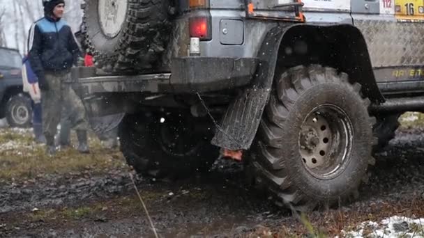 11. 10. 16, Ryssland, Novosibirsk, Salair Rubilovo. Stor jeep är beredd att börja i snön. HD — Stockvideo