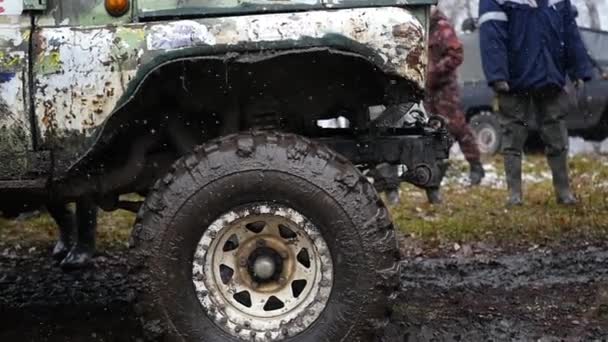 11. 10. 16, Rusia, Novosibirsk. Salair Rubilovo, los jeeps son geniales al principio, listos para correr. HD — Vídeo de stock