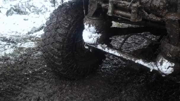 Grote zwarte jeep overdekte in mud met een ronde hanger is in het vuil, slow-motion — Stockvideo